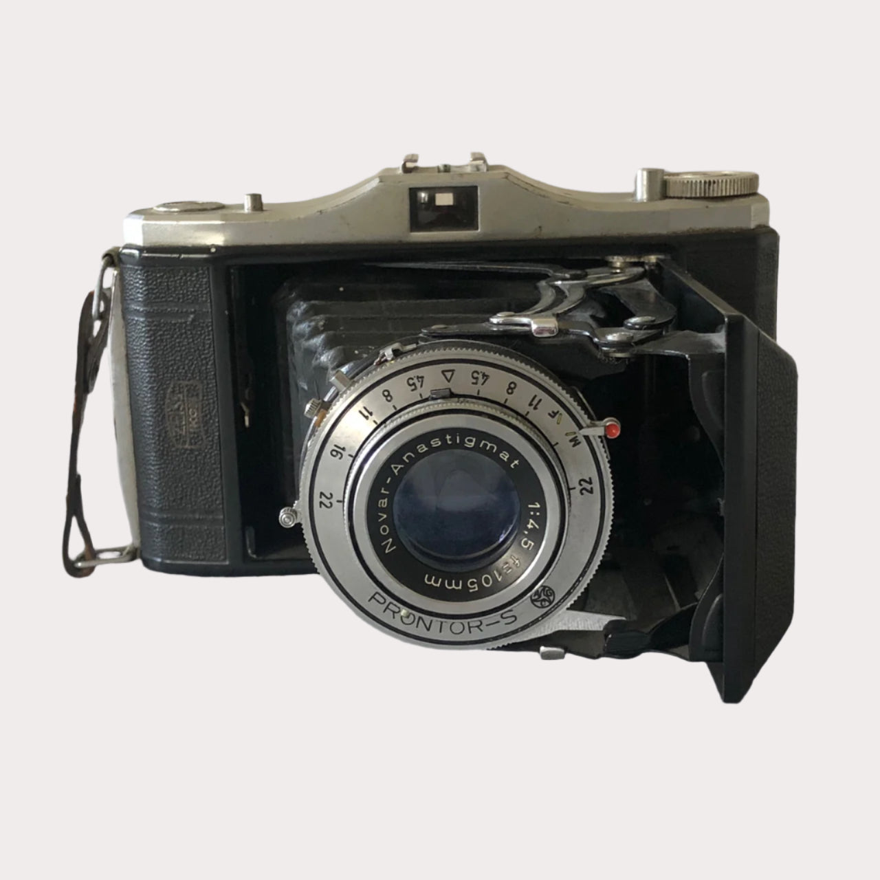 A black and white image of a Zeiss Ikon Nettar Prontor 5 camera, showcasing its design and lens.