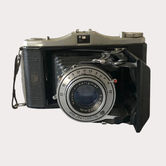 A black and white image of a Zeiss Ikon Nettar Prontor 5 camera, showcasing its design and lens.